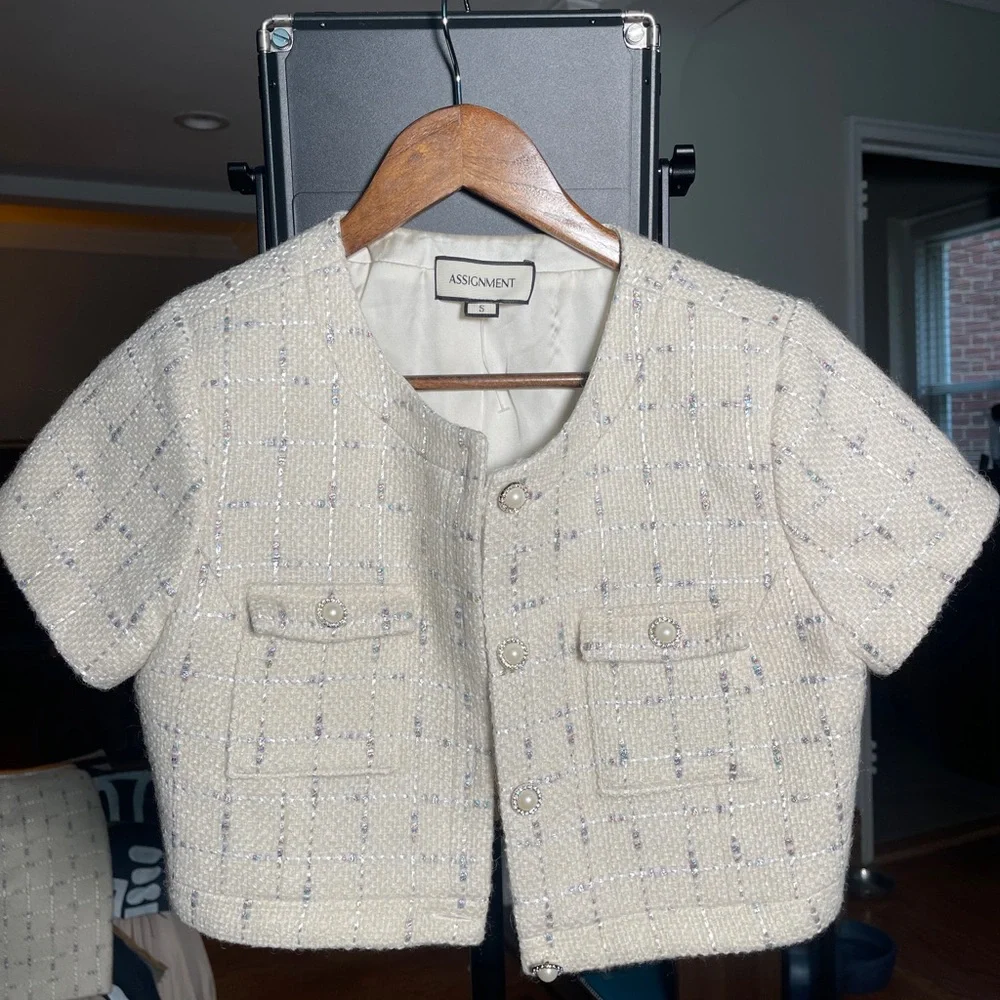 Elegant Cream Tweed Women's Blazer and Skirt Set - Picture 7 of 8